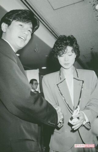 7月に中森明菜（当時23）が近藤の自宅で自殺未遂。大みそか22時に緊急会見。結婚についての問いに近藤は「まったくありません」（'88年12月）