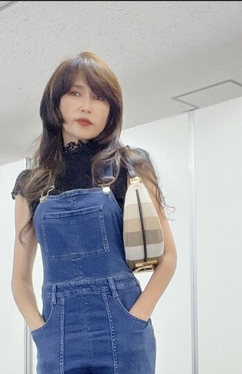 「Levi's」501モデルのパンツヴィンテージ「以前アップした服装が“ヤンキーみたい”と酷評されました。それ以来、きれいめコーデを意識しているよう」（高はしさん）工藤静香公式インスタグラムより