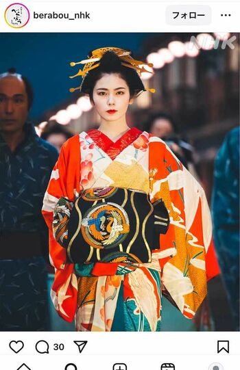 花魁道中は高下駄を借りて帰って自主練習した（画像は『べらぼう』公式インスタグラムより）