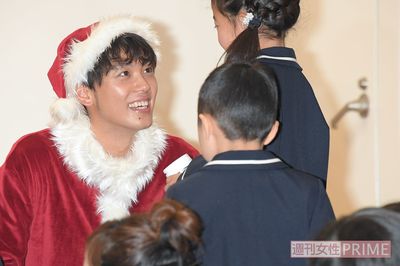 竹内涼真のサンタ姿が可愛すぎ！ 今年のクリスマスは「生き抜くために仕事」