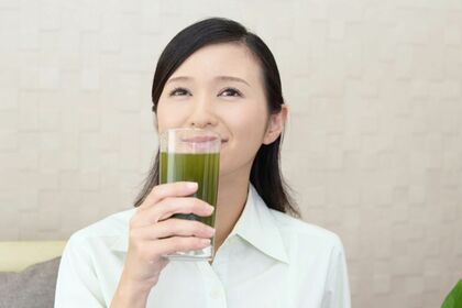 野菜ジュースを飲む女性（※画像はイメージです）