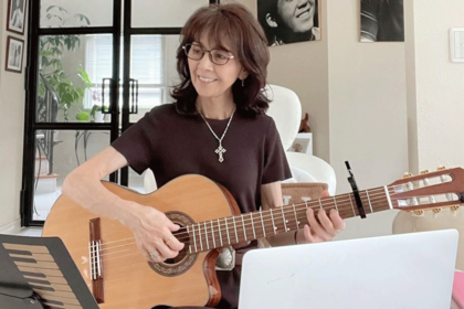 ギターを弾く柏木由紀子（撮影／伊藤和幸）