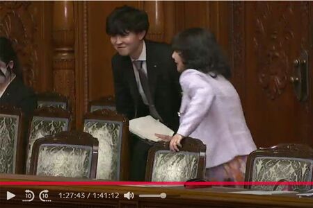 採決のために急いで自席に向かおうとする片山さつき財務大臣（参議院インターネット審議中継より）