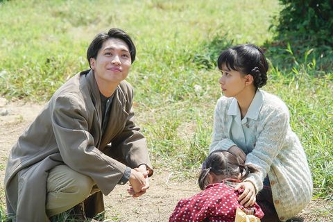 さくらから“お父さん”と呼ばれ舞い上がった栄輔だが、紀夫の帰還に何を思う？　(c)NHK