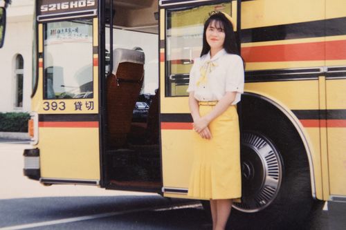 21歳。はとバスのバスガイドを5年間続け話術が磨かれた