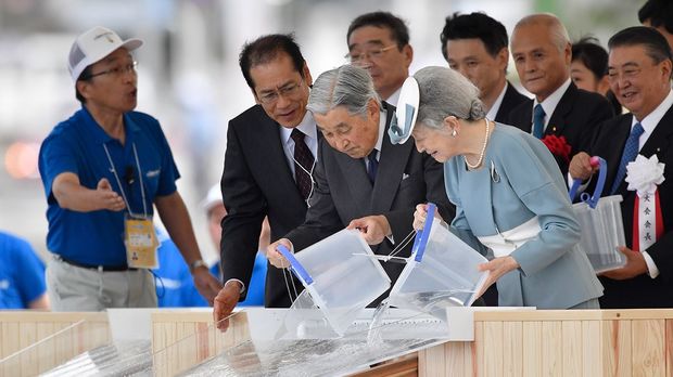 三大行幸啓の「豊かな海づくり大会」で海に稚魚を放流される両陛下（'16年9月）