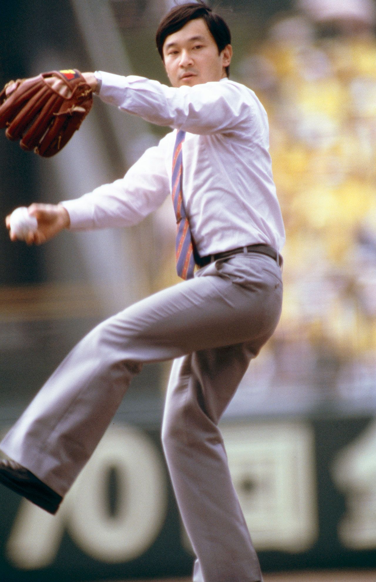1988年8月、第70回全国高校野球選手権の始球式でボールを投げる浩宮時代の天皇陛下