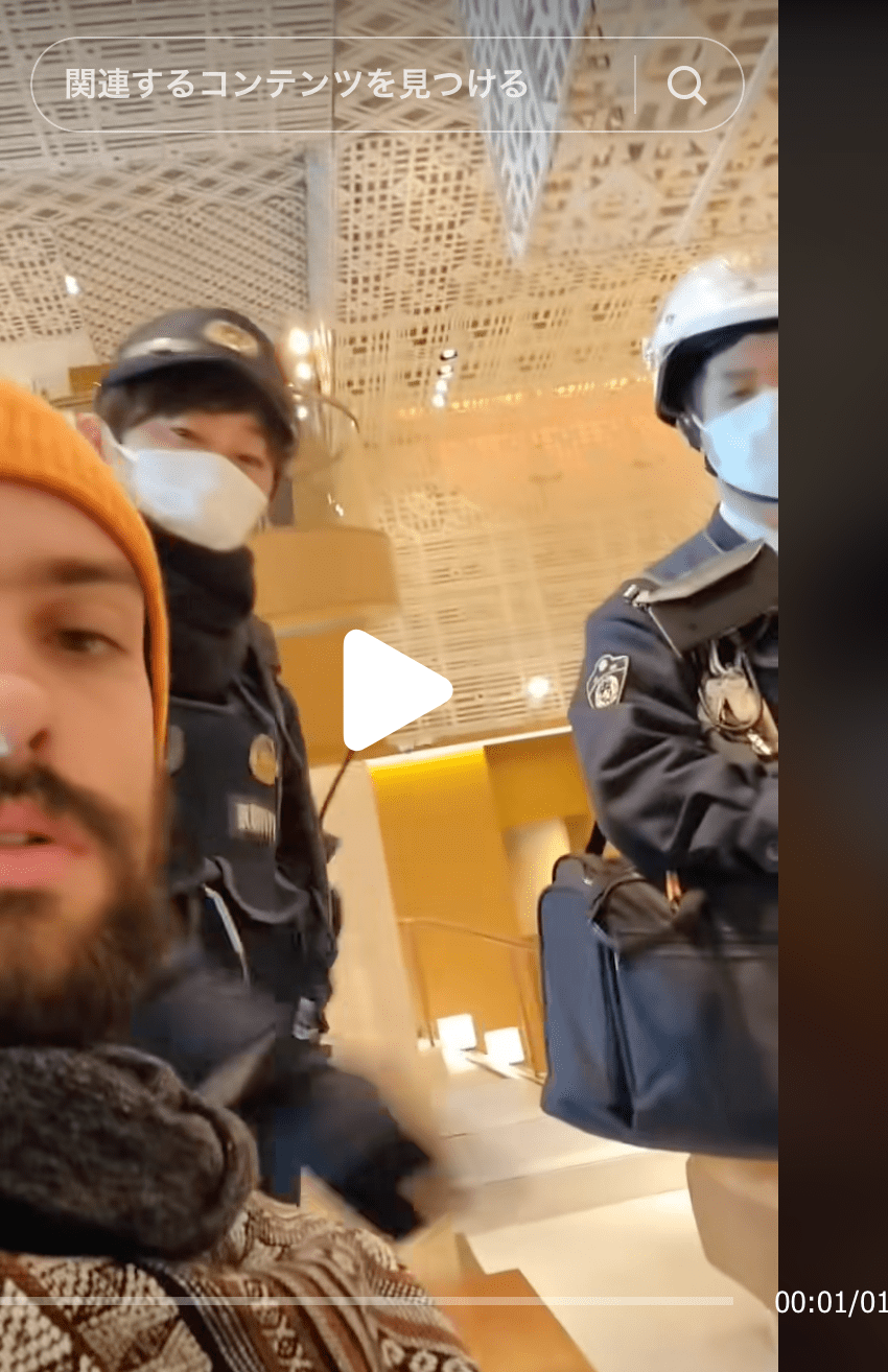 拡散している、ホテルに居座る外国人男性に警察官が退去を求める動画の一部。駆けつけた警察官は2名だった模様