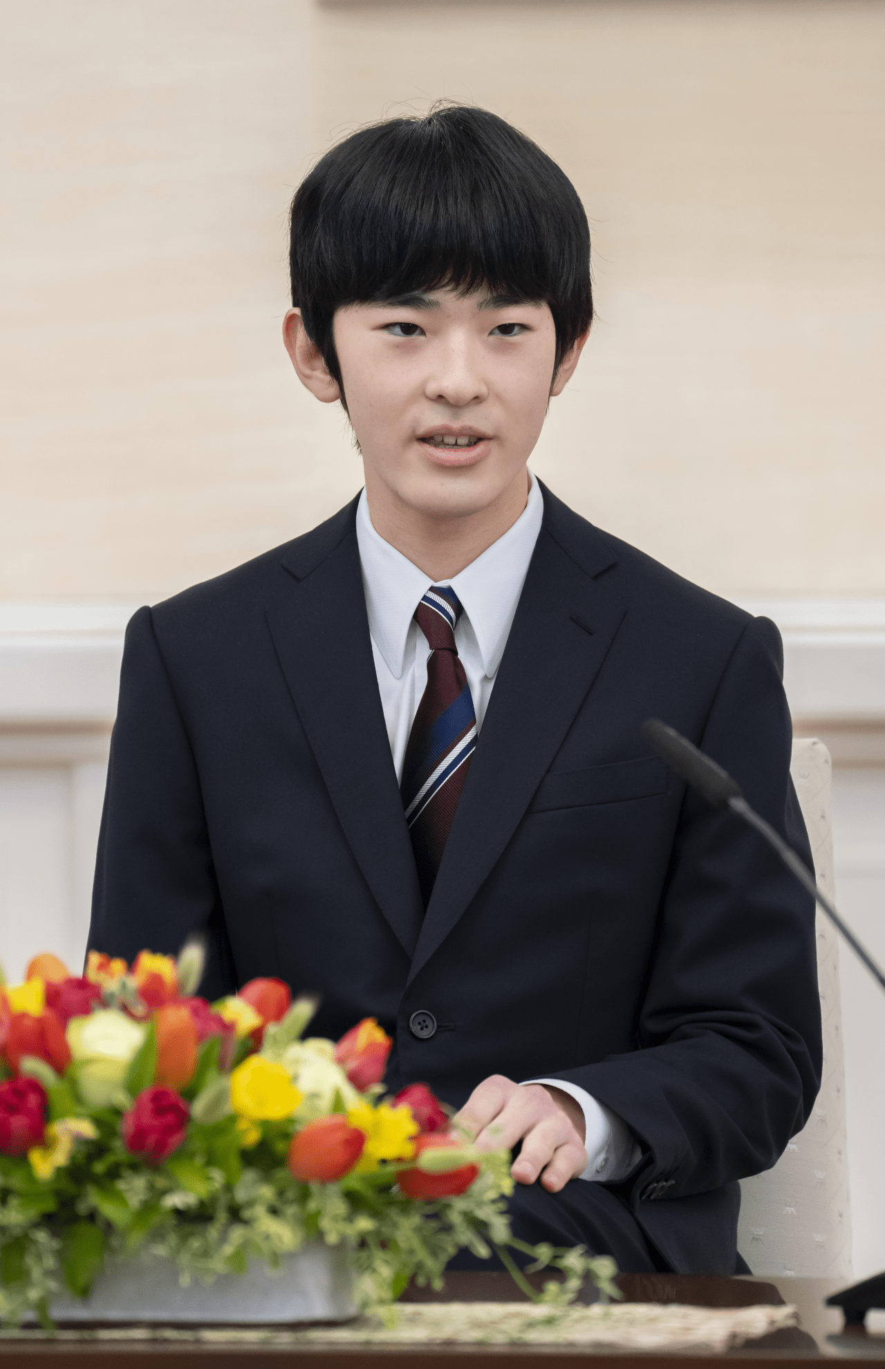 赤坂東邸で成年にあたっての記者会見に臨まれた悠仁さま（写真／宮内庁提供）