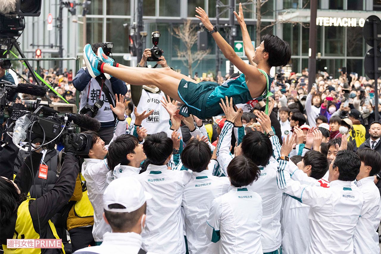 胴上げをされる宇田川瞬矢選手（青学大）撮影／北村史成