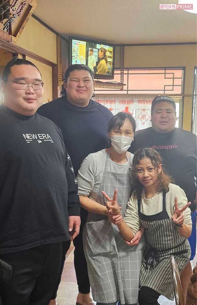 2024年1月に中華料理店『きらく』店内で撮影。右から二所ノ関部屋の嘉陽、女性店員2人を挟んで大の里、白熊