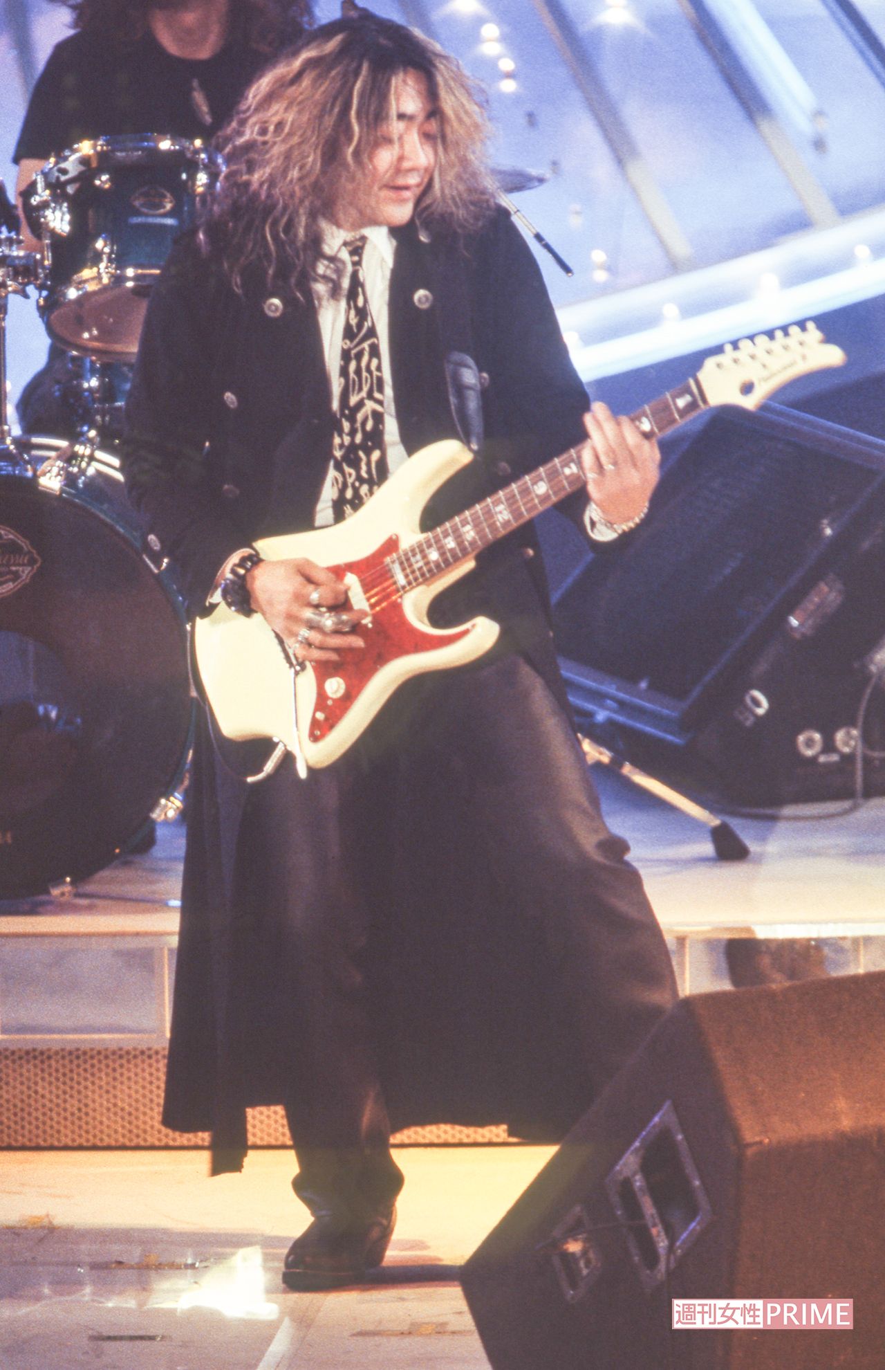 浜崎あゆみが『第50回NHK紅白歌合戦』に初出場し『Boys＆Girls』を熱唱。野村はバックバンドのギタリストとして出演（'99年12月）