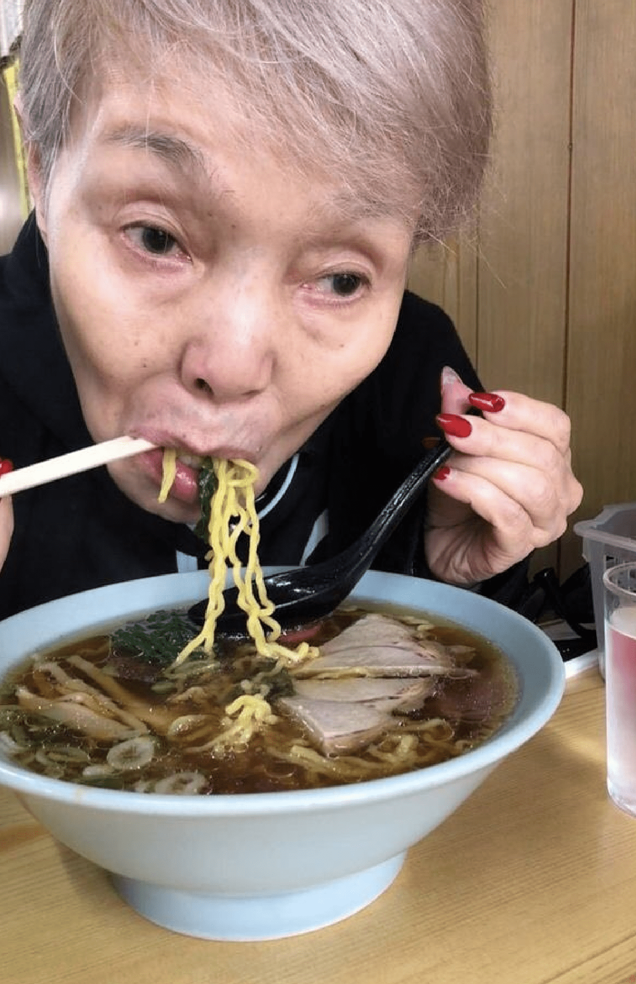 夫・野口典夫との北海道旅行でラーメンを食べた（本人公式インスタグラムより）