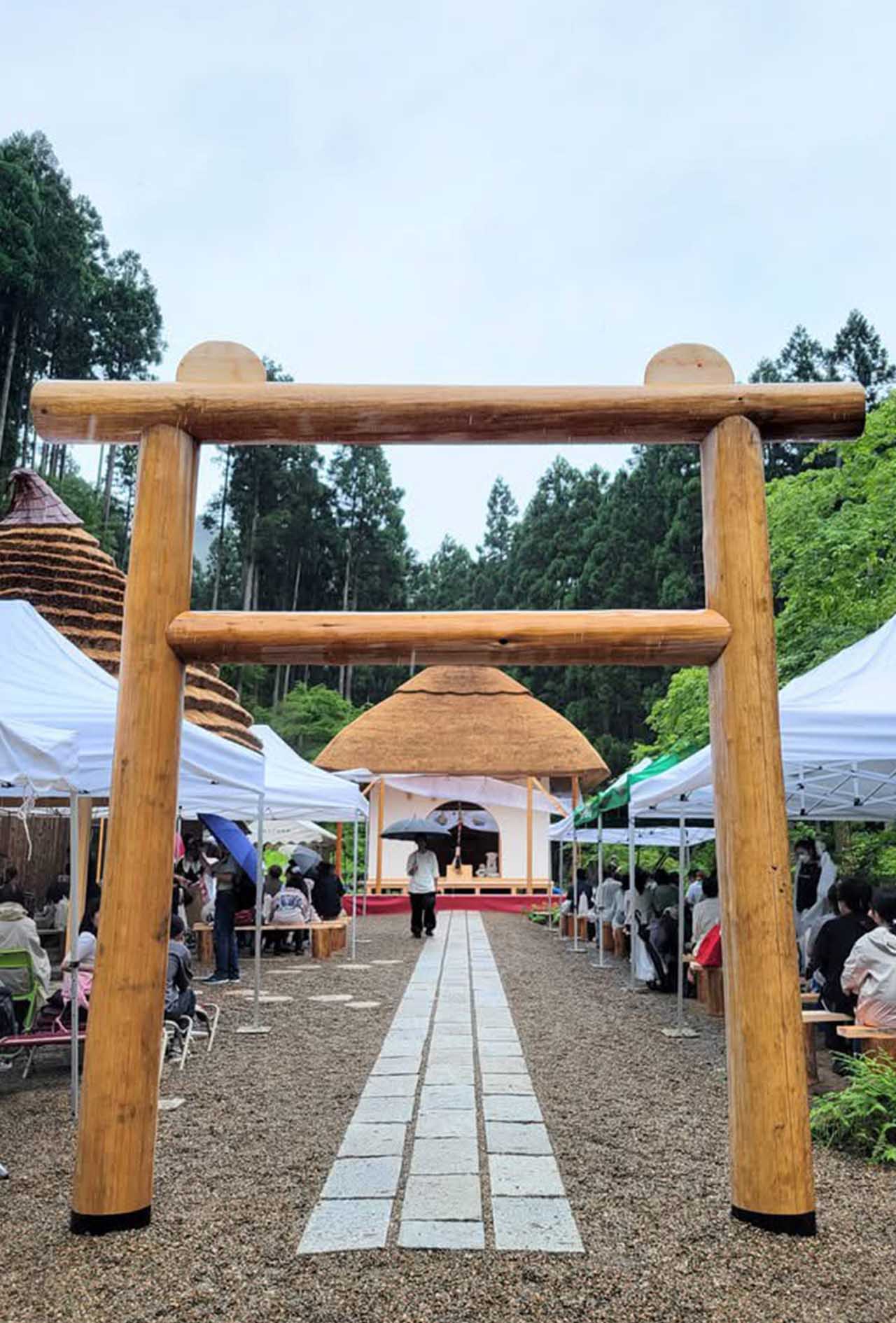 耳がついた鳥居とぬいぐるみ神社の拝殿（堀口さん提供）