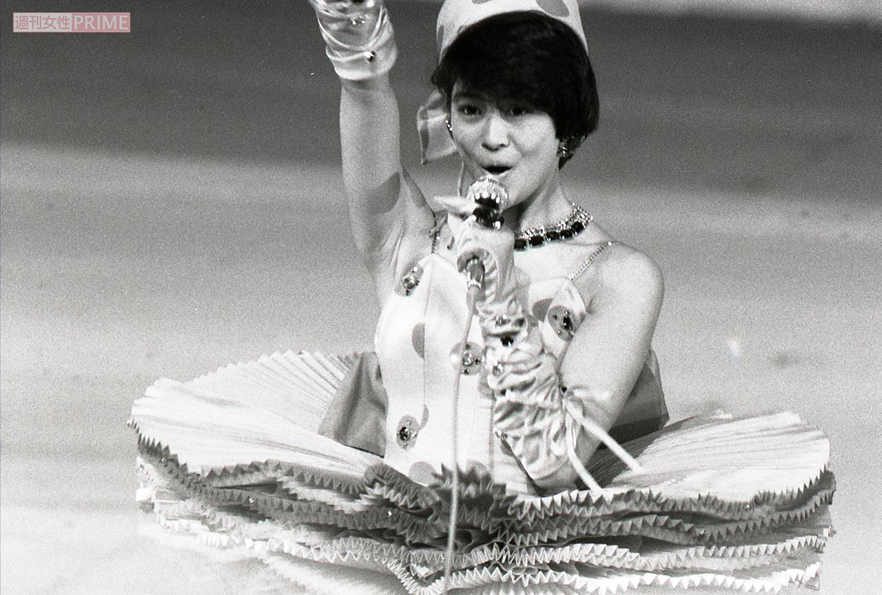 フリフリのミニスカートで歌唱する小泉今日子