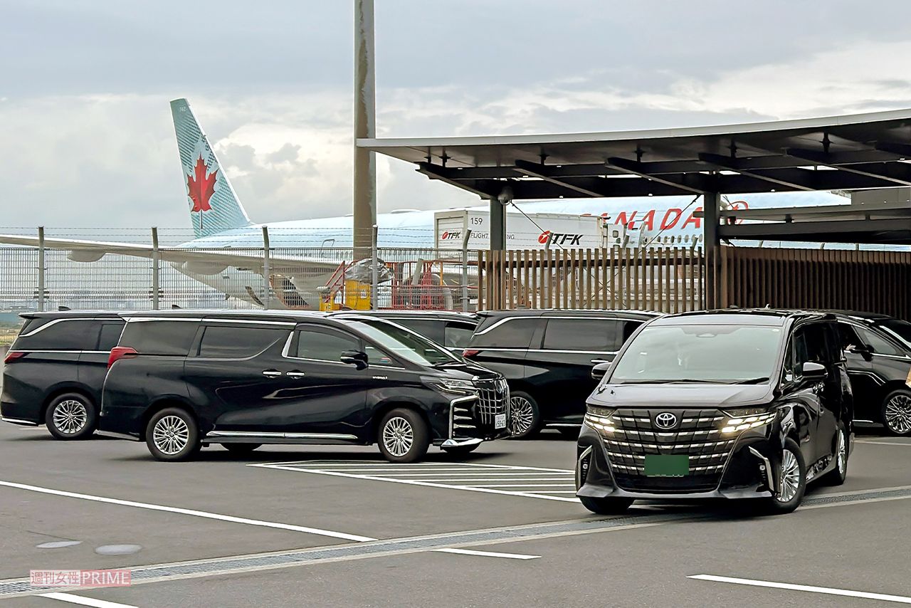 ワンボックスカーがズラリと勢ぞろいし、BTSメンバーの到着を待つ（読者提供）