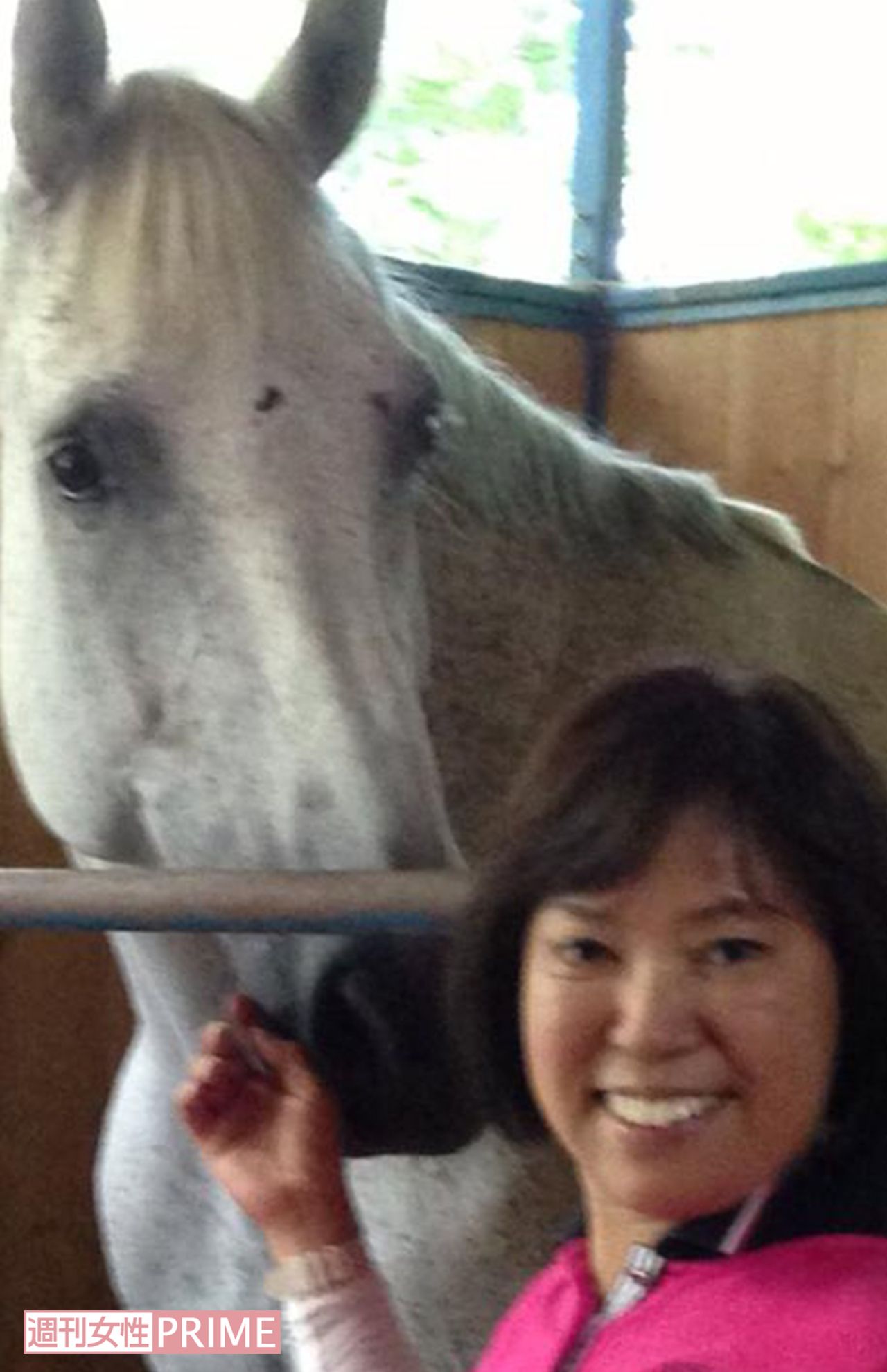 愛馬と写る田村容疑者（田村容疑者のFacebookより）