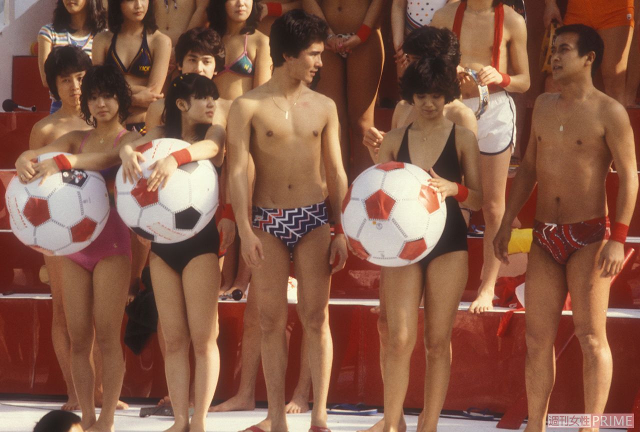 水着姿でイベントに参加する郷ひろみ、松田聖子ら