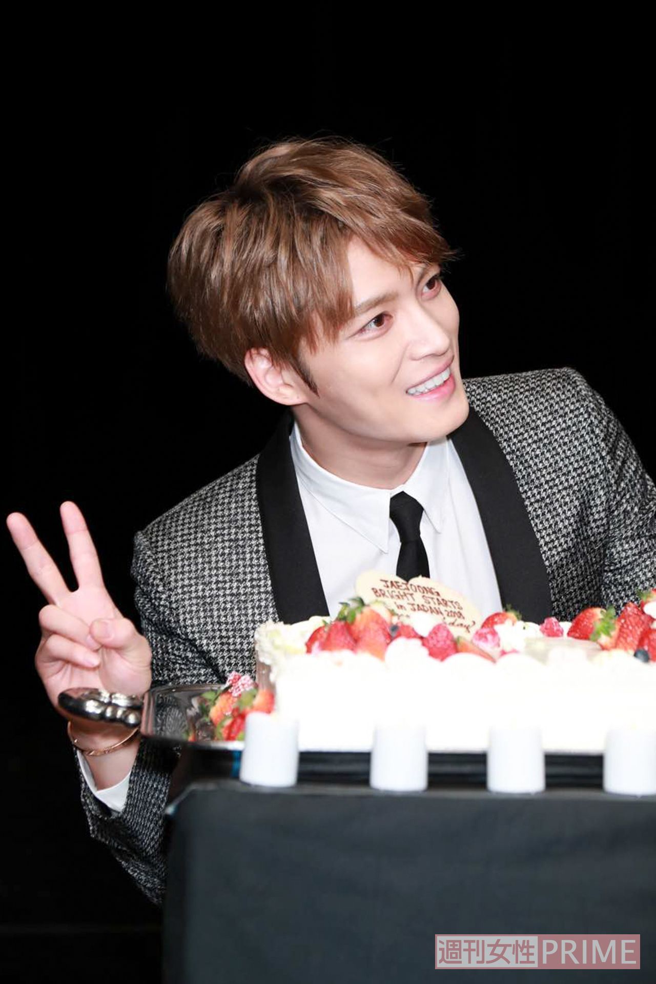 1月26日に誕生日を迎えたジェジュンをサプライズでお祝い。「おいしい」とケーキをぱくり