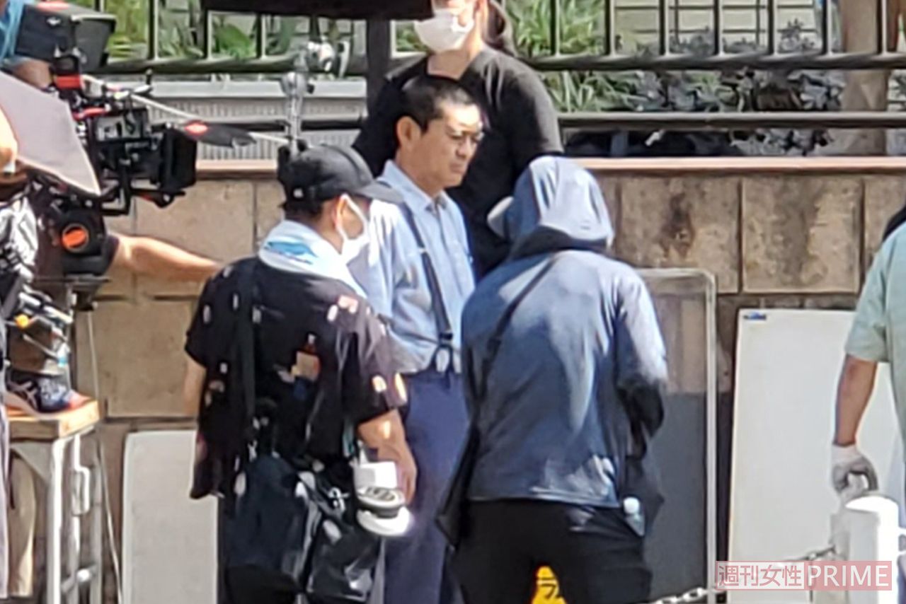 遠目からもわかる険しい顔の博多華丸