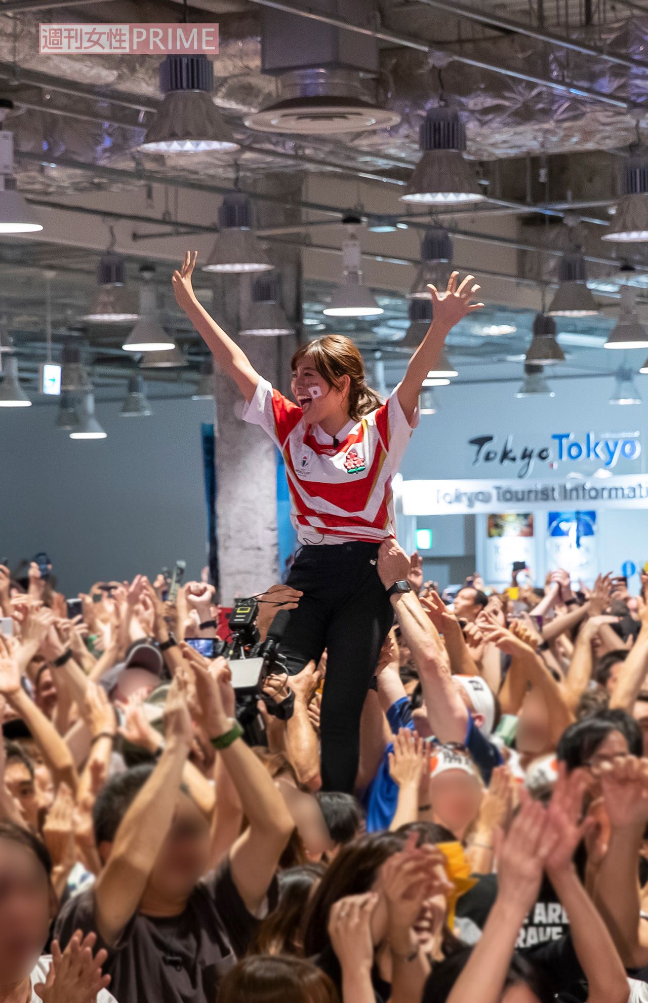 2019年のラグビーW杯の取材で、PV会場内の外国人からもみくちゃにされて抱え上げられる岩田絵里奈アナ