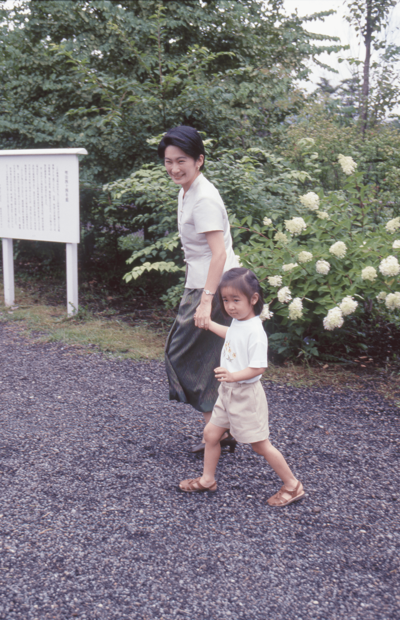 軽井沢でご静養のひとときを過ごす紀子さまと、当時4歳の佳子さま（1999年8月）