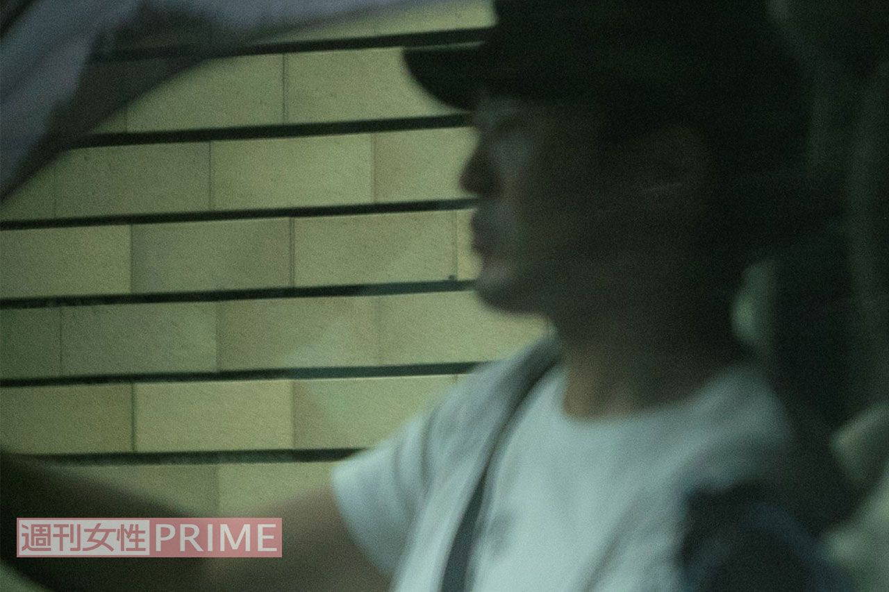 ミニバンに乗って現れた劇団ひとり。小走りで家族が待つ自宅マンションへと向かった