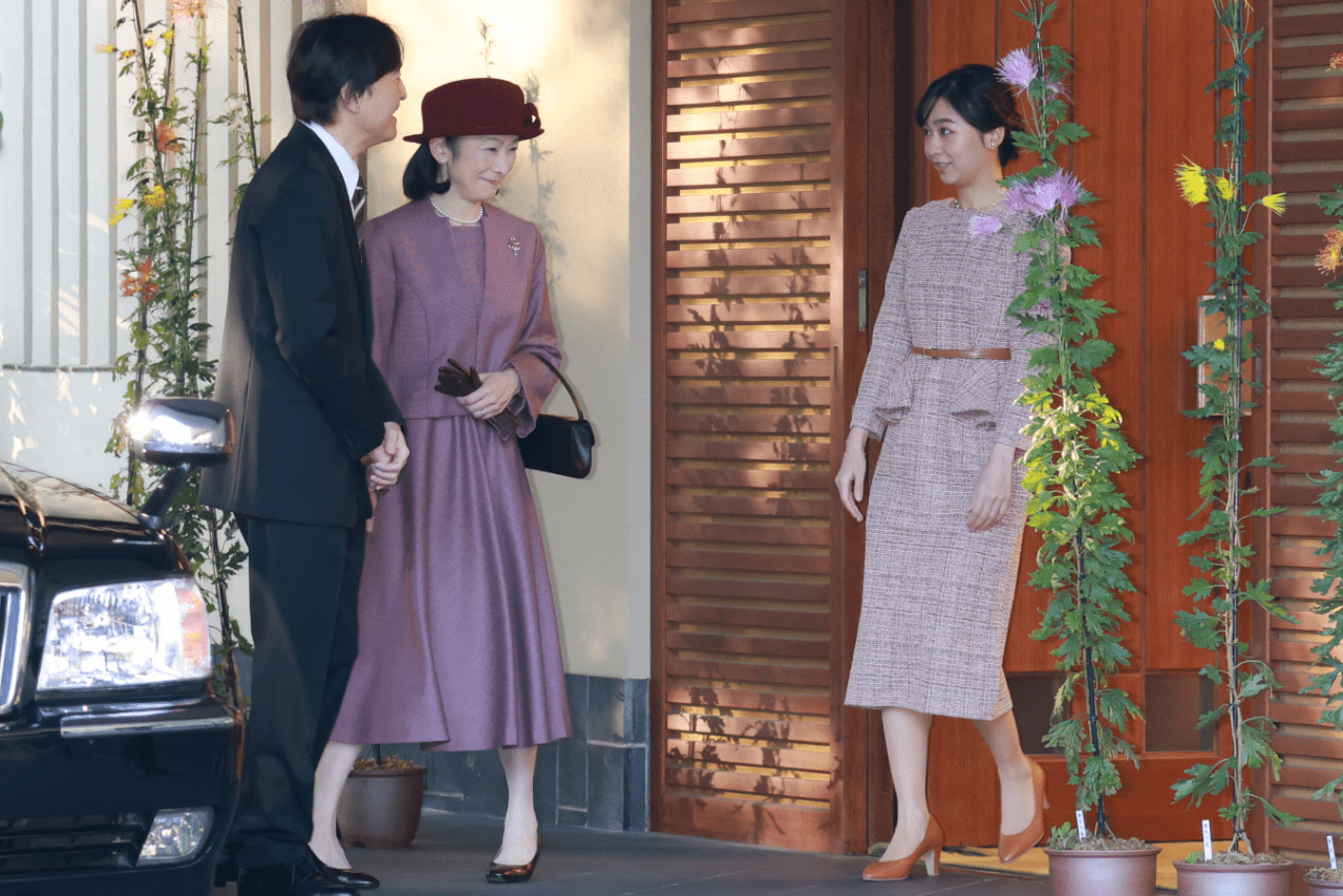 12月3日、秋篠宮ご夫妻は佳子さまに見送られ、秋篠宮邸を出発された