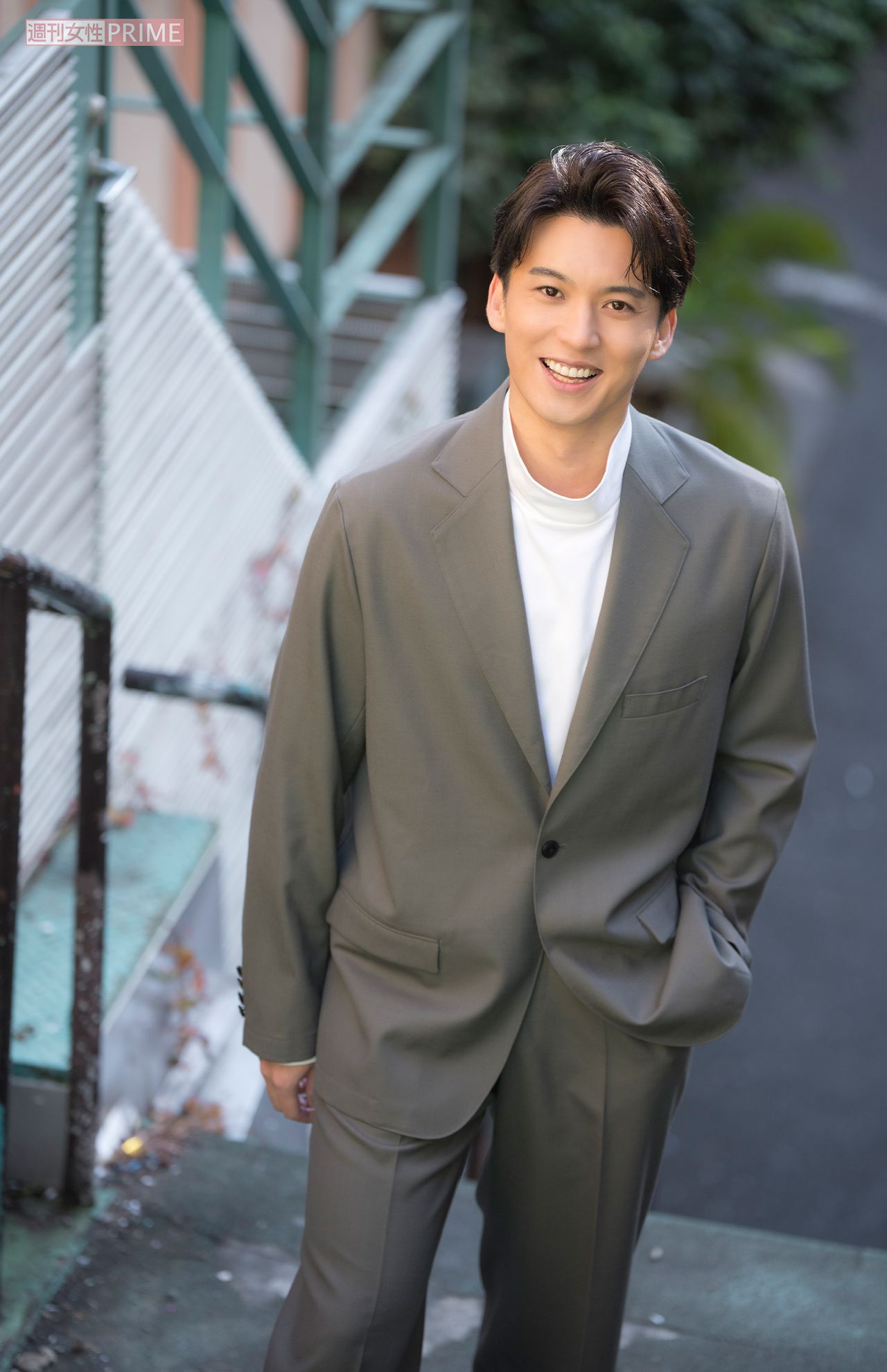 荒井敦史　撮影／伊藤和幸　ヘアメイク／菊池弥生（荒井）　スタイリスト／藤井エヴィ（荒井）　衣装協力／HAAVE（荒井）