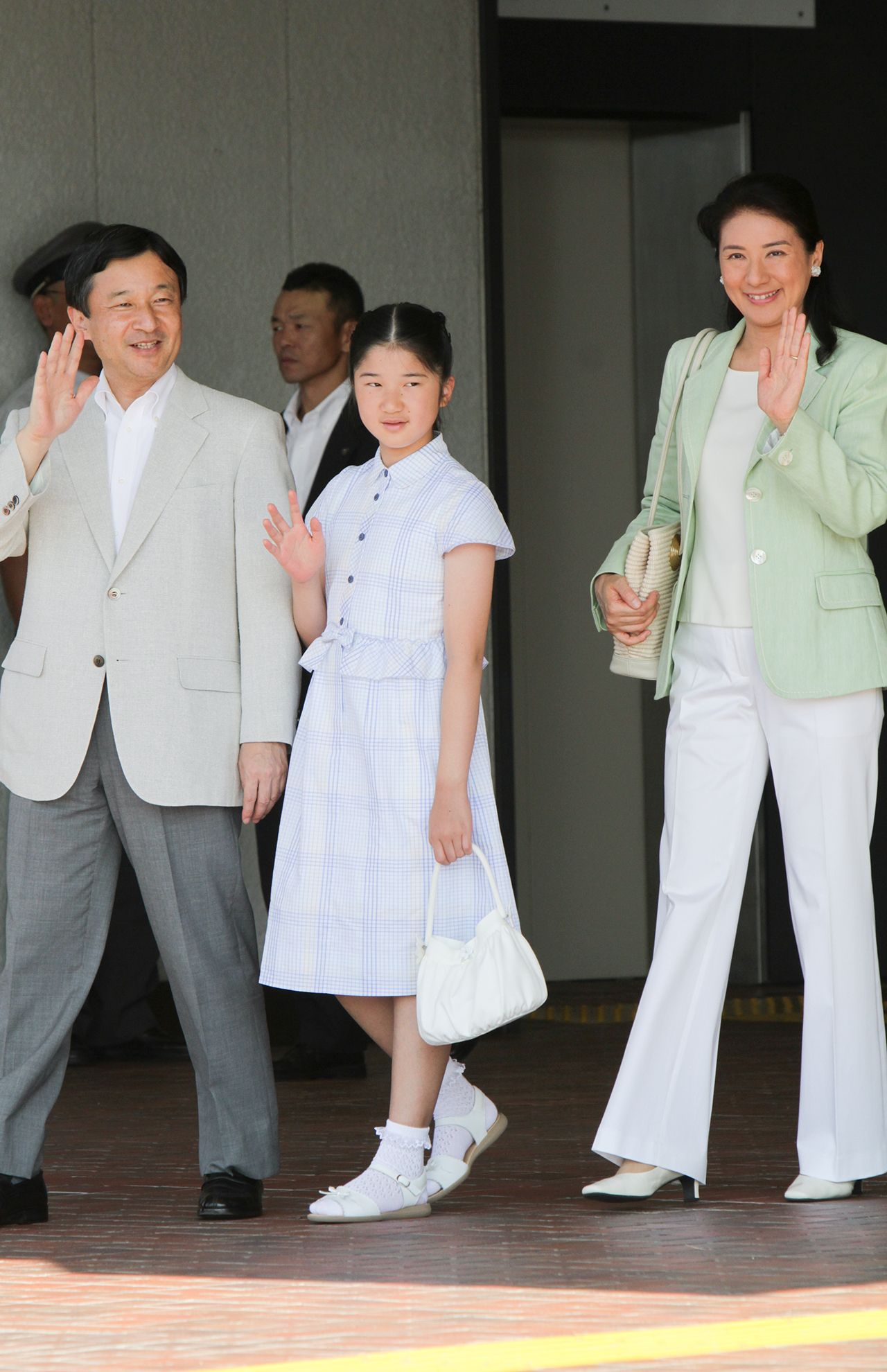 '12年8月（10歳）那須塩原駅にて。ブルー×ベージュのグラデーションチェックのワンピースはウエストがフリル切り替え。定番だったメリージェーンシューズからサンダルへ（撮影／JMPA）