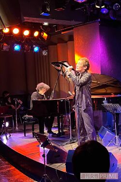 4月のコンサートで熱唱中