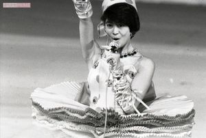 フリフリのミニスカートで歌唱する小泉今日子