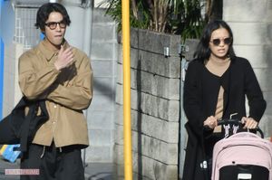 '19年3月近所を散歩する賀来賢人・榮倉奈々夫妻