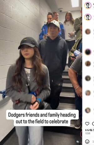 セレモニーに向かうドジャース選手の家族一向の中に「Niki」らしき女性が（マリオ・ソリス氏のインスタグラムより）