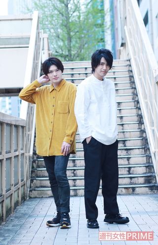 左から崎山つばさ、黒羽麻璃央　撮影／森田晃博