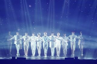 美しい旋律に合わせ、エモーショルな歌とダンスを披露した『Brighter』 （C）LAPONE ENTERTAINMENT