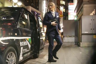 ゆうこすとたなかの結婚パーティーに駆けつけ、タクシーから降りるSKY-HI（参加者提供）