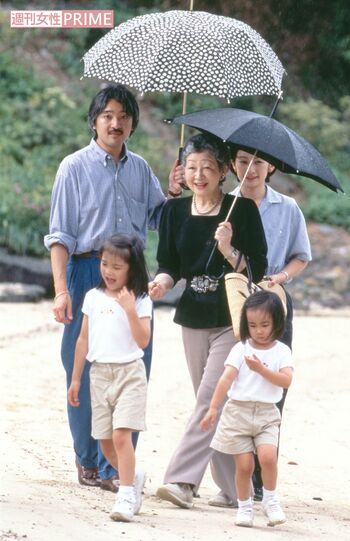 上皇后美智子さまやご家族と一緒に静岡・須崎御用邸近くをご散策される3歳の佳子さま。小室眞子さんと姉妹おそろいのコーディネートで愛らしい