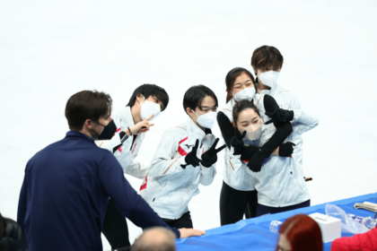 '22年北京五輪のエキシビションの練習中、宇野昌磨や鍵山優真ら、後輩たちと戯れていた