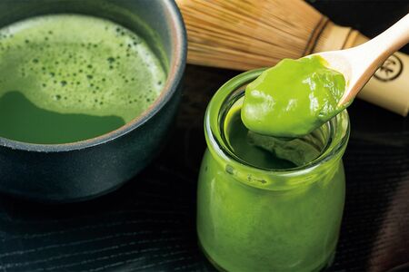 特産品の「村茶」の茶葉はもちろん、オリジナルのお菓子や産直商品が並ぶ「のもん市場」