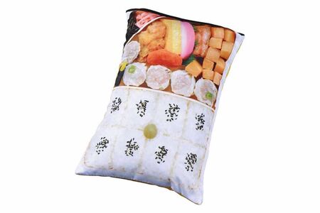 マフラーは収納時にはコンパクトになって、かつ、パッケージ柄と弁当の中身柄、2つの絵柄を選べる楽しさも（崎陽軒公式サイトより）