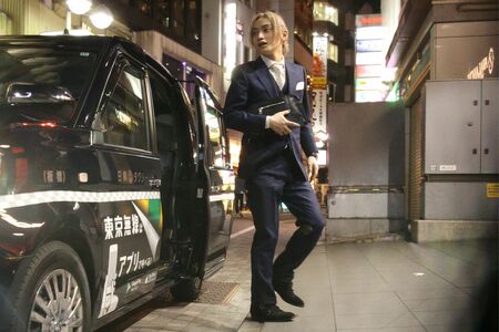 ゆうこすとたなかの結婚パーティーに駆けつけ、タクシーから降りるSKY-HI（参加者提供）