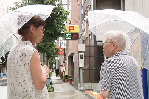 道に迷う母にすかさず声をかけ帰るよう仕向けたが、これも至難のワザ