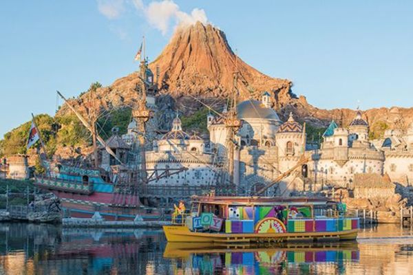 積み木やサイコロを模したデコレーションがポップな「トイ・ストーリー」の船　(c)DISNEY/PIXAR