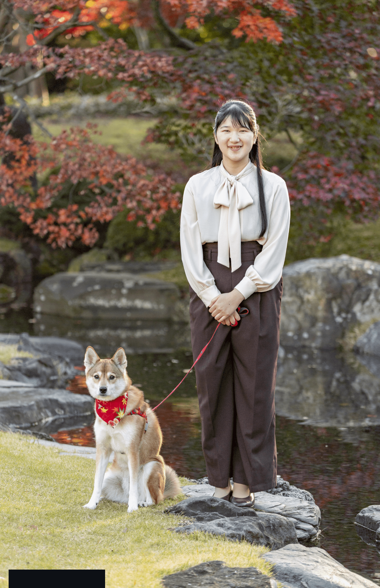 '20年のお誕生日写真の撮影は愛犬の“由莉”と一緒に臨まれた愛子さま（宮内庁提供）