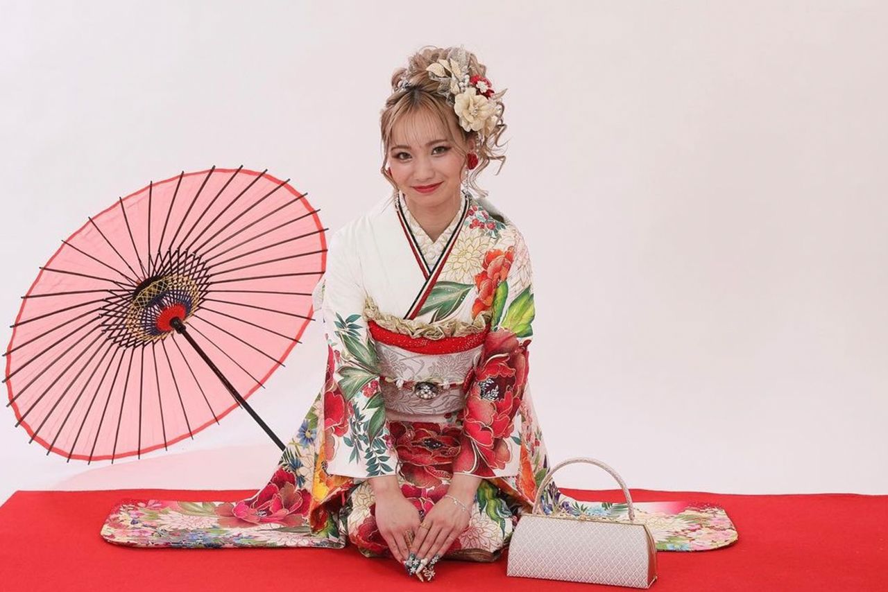 姉・ゆきぽよの露出花魁風姿とは対照的な、妹・ゆみちぃの振袖姿（ゆみちぃ公式インスタグラム）