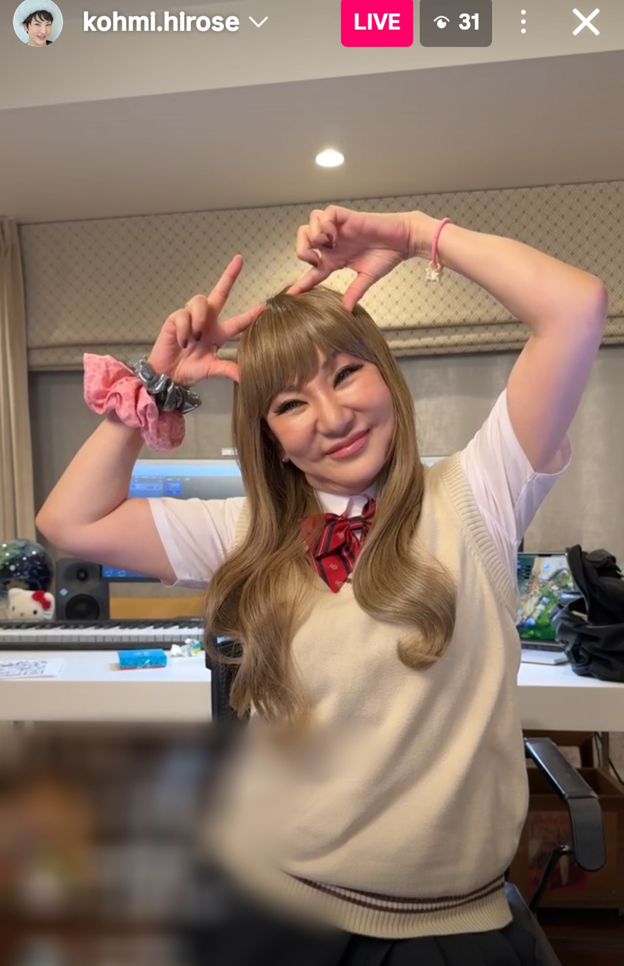 生配信でギャルに扮装し、ノリノリでスクショタイムを行う広瀬香美（公式TikTokより）