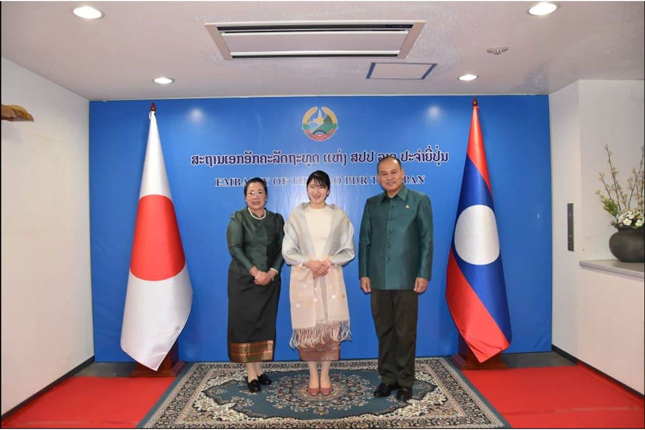 大使ご夫妻から送られたパービアンをお召しになられて（駐日ラオス大使館のFacebookより）