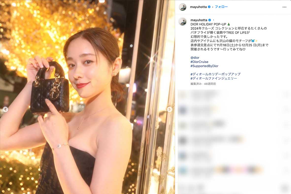 美しいデコルテが露わになったドレスに身を包む堀田真由（本人のインスタグラムより）