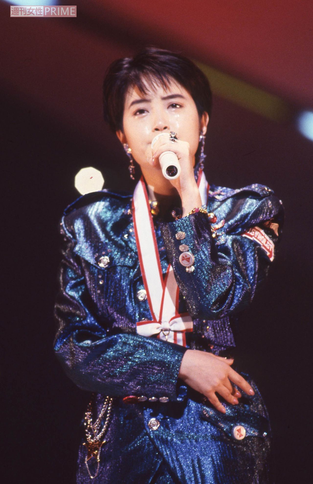 第8回『メガロポリス歌謡祭』でポップス大賞を受賞し涙ながらに歌う荻野目洋子（1989年）